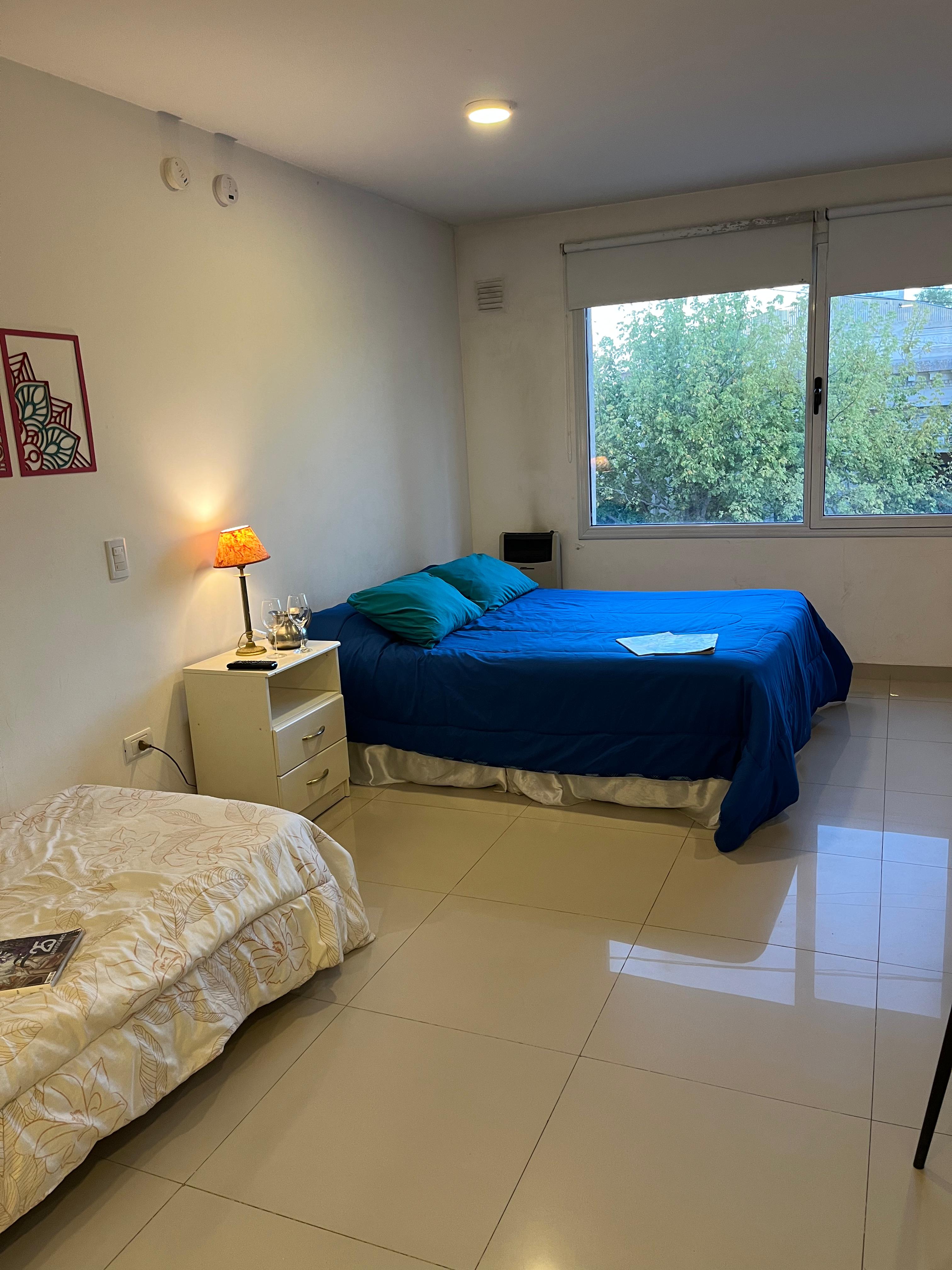 Habitación principal con cama doble y simple