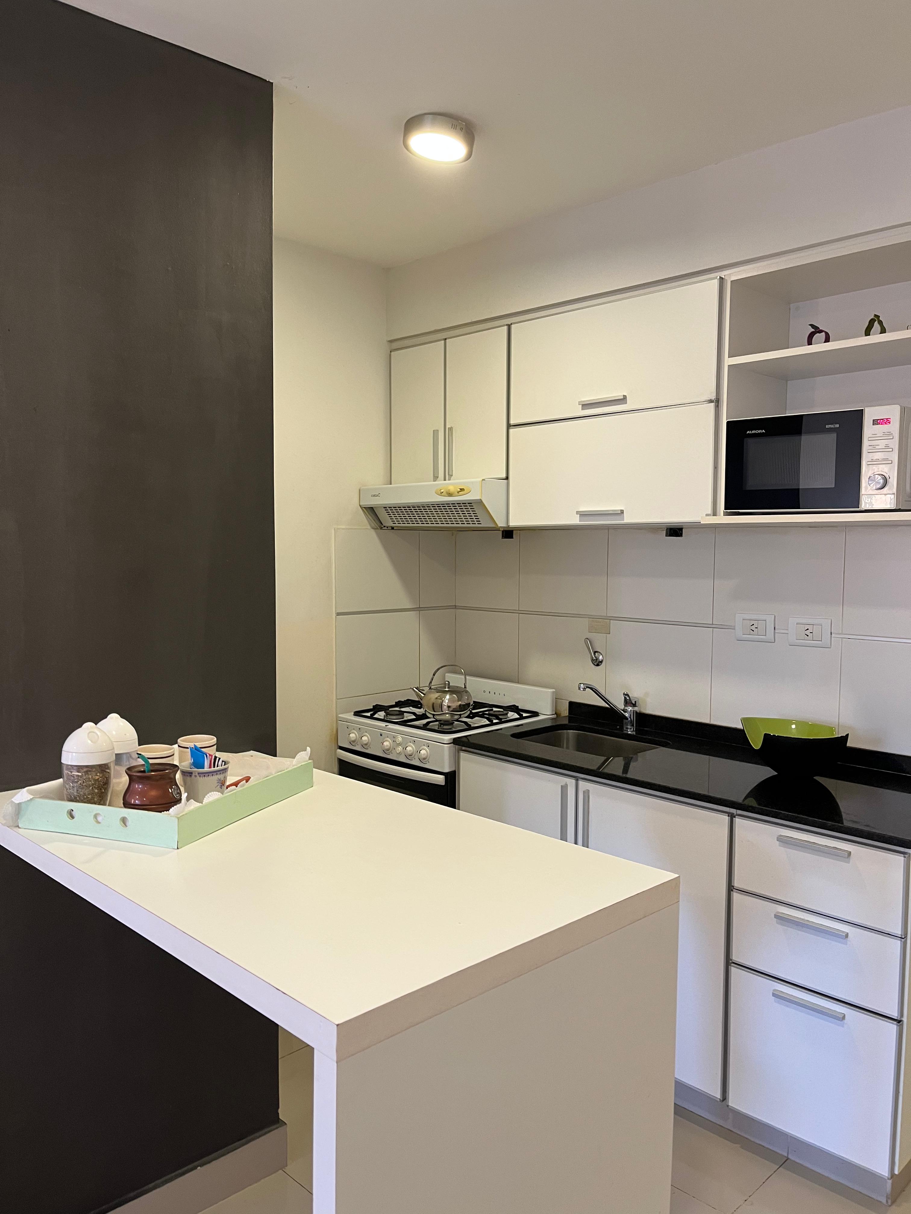 Cocina equipada con barra desayunadora