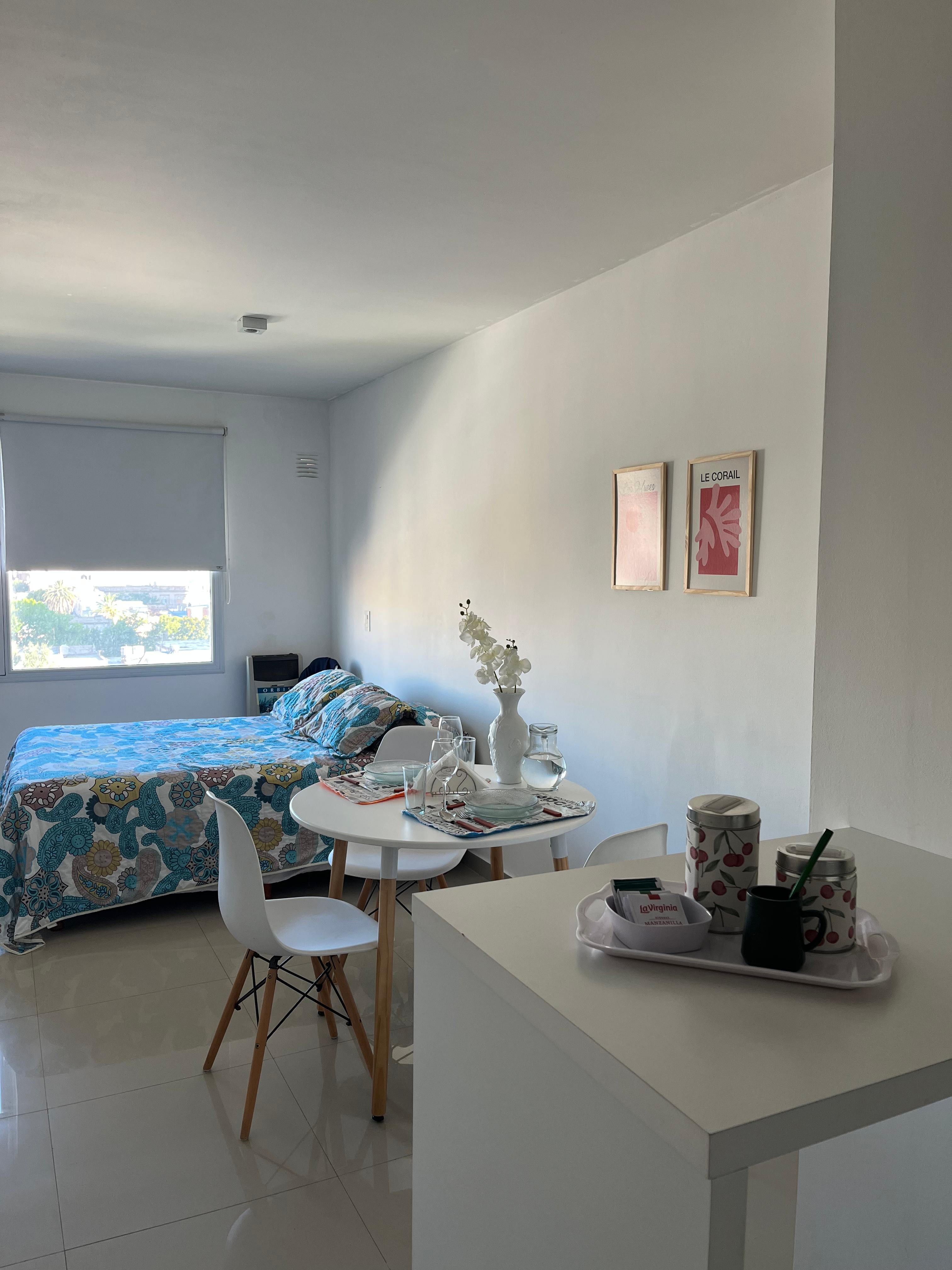 Ambiente luminoso con mesa y cama